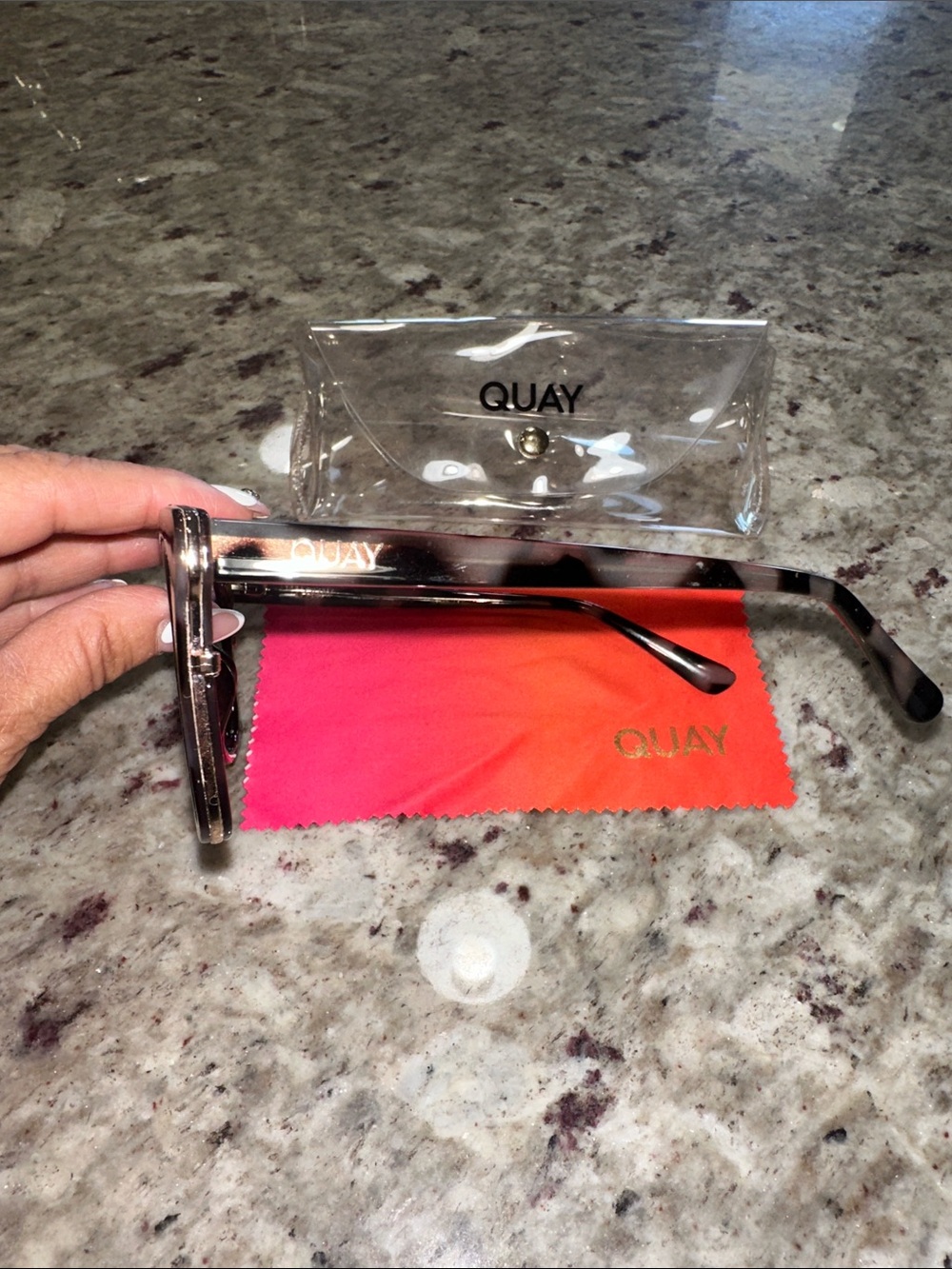 Quay Australia Sweet Dreams oversized Sunglasses with Gradient Lenses - Picture 3 of 3